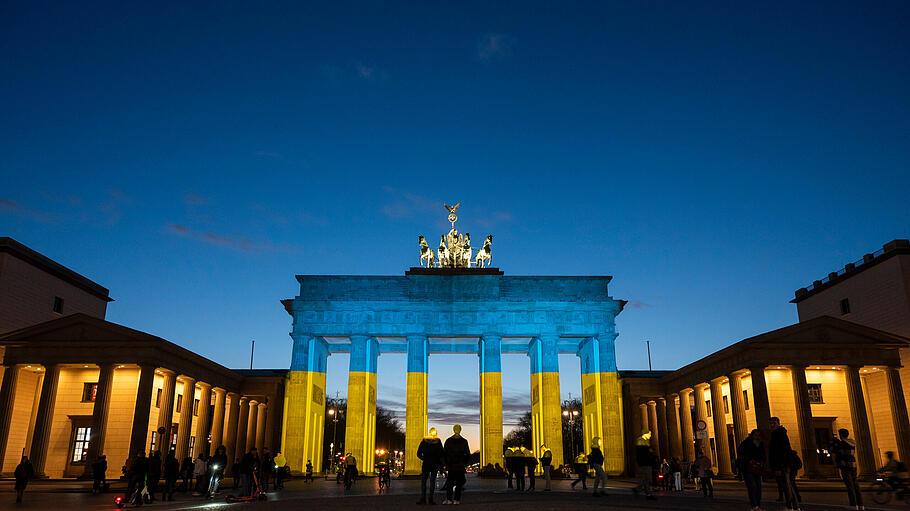 Ukraine-Konflikt - Brandenburger Tor leuchtet blau-gelb