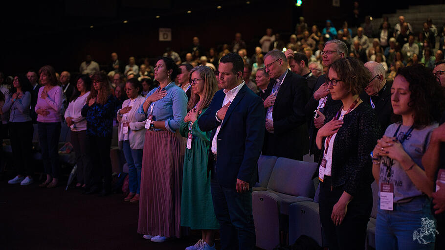 Im Harrogate Convention Centre beten Teilnehmer der katholischen Gemeindeerneuerung „Divine Renovation“ um den Heiligen Geist.
