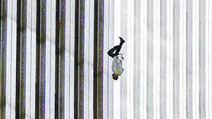 Mann stürzt sich am 11. September 2001 vom World Trade Center