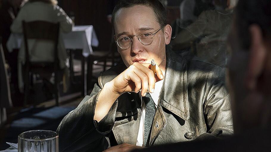 Filmszene aus der ARD-arte-Dokudrama &bdquo;Brecht&ldquo; mit Tom Schilling