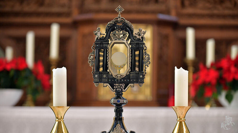 Monstranz aus Silber und Kohle in der Herz Jesu Kirche in Oberlohberg