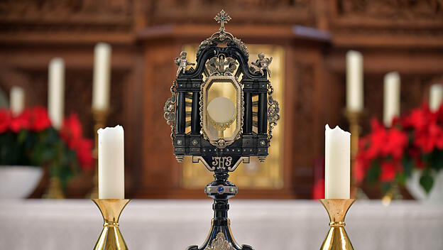 Monstranz aus Silber und Kohle in der Herz Jesu Kirche in Oberlohberg