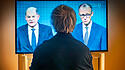 Zuschauer verfolgt TV-Duell zwischen den Kanzlerkandidaten Scholz und Merz