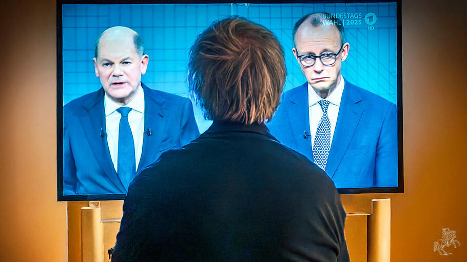 Zuschauer verfolgt TV-Duell zwischen den Kanzlerkandidaten Scholz und Merz