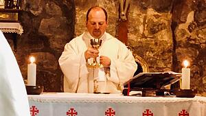 Pater Christian bei einer Heiligen Messe