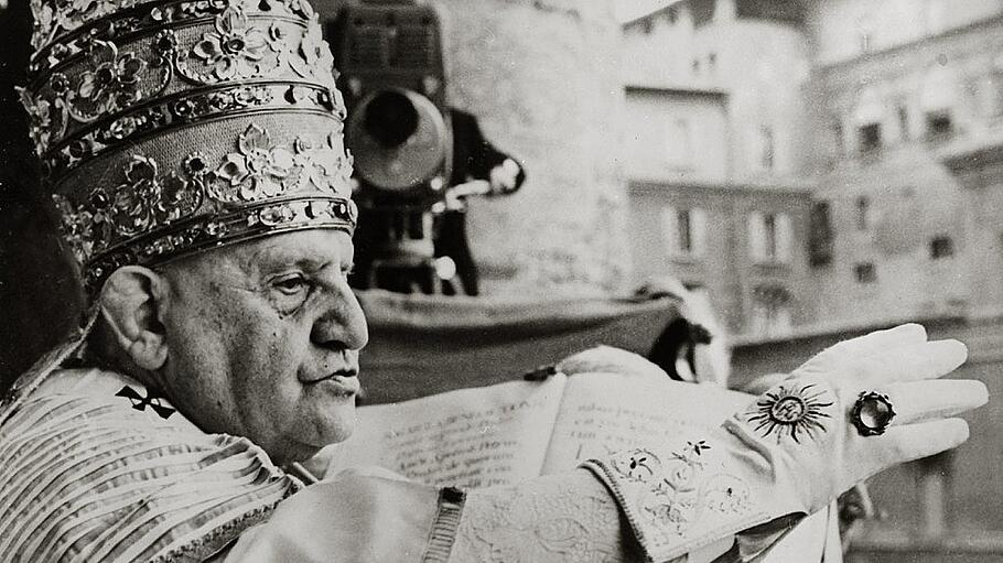 Papst Johannes XXIII. segnet nach seiner Krönung die Gläubigen.