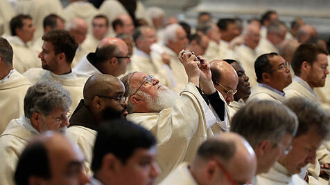 Priester während einer Messe im Petersdom