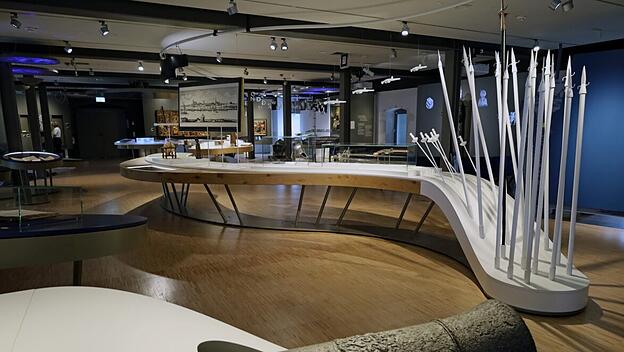 Das Niederrheinmuseum greift im Innern die Wellen des Flusses als Gestaltungselement auf.