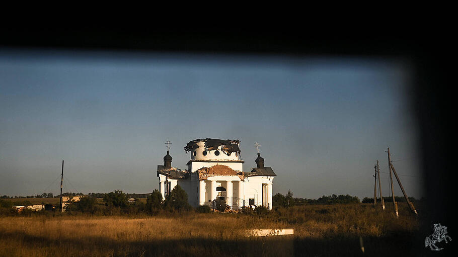 Durch russischen Beschuss zerstörte Kirche in der Ukraine