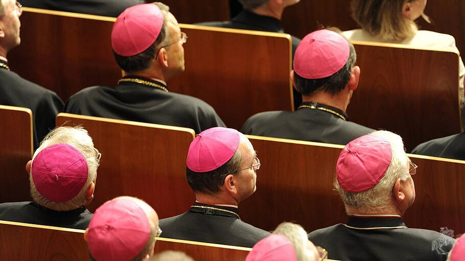 Ein neues Dokument der DBK bekräftigt die Ergebnisse des Synodalen Wegs als Reformvorschläge für die kommende Synodensitzung.