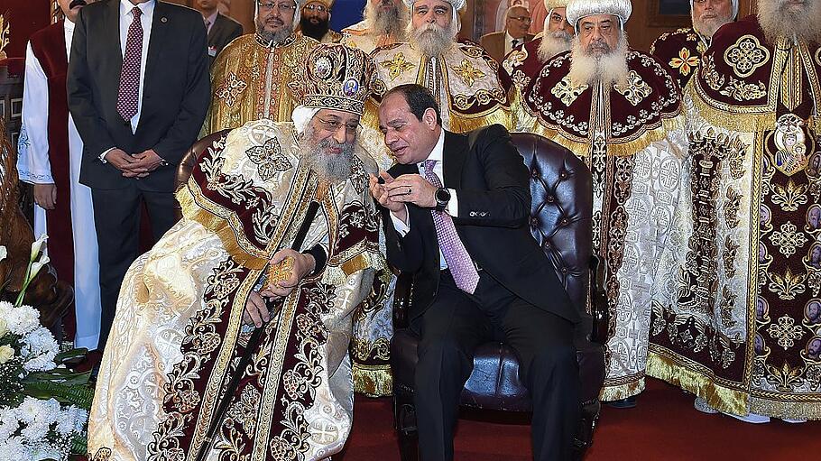 Oberhaupt der Kopten, Papst Twadros II., mit Präsident Abd-Al-Fattah Al-Sisi
