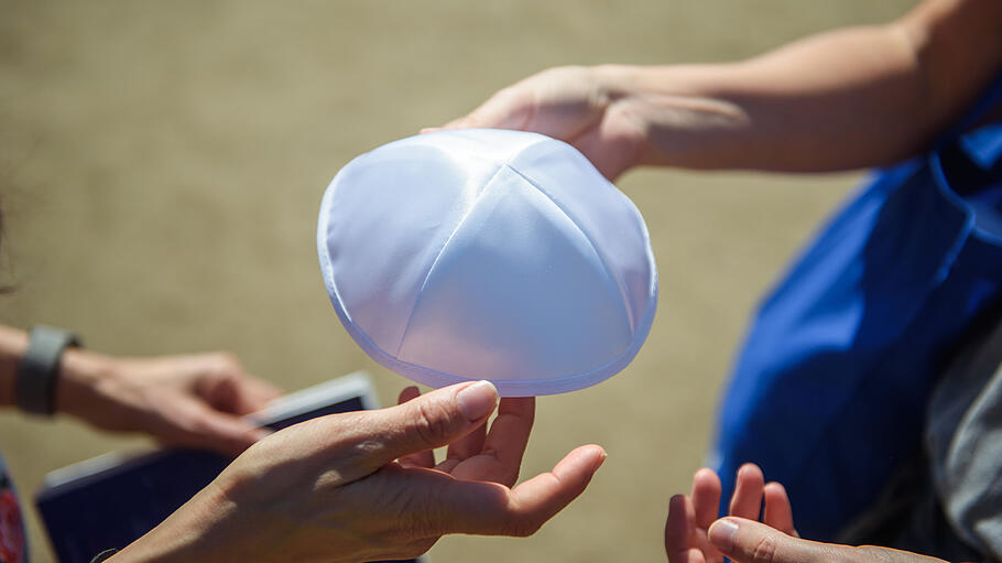 Freiwillige verteilen Kippot in Berliner Parks