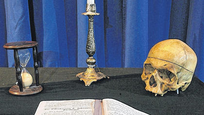 Vor Totenkopf, Stundenglas und Bibel wird der Illuminat allein gelassen und soll über sich und die Vergänglichkeit nachdenken.