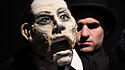 Leo Mosler spielt im Stück "Kafka - der Prozess" den Josef K.  des Figurentheaters