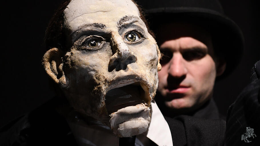 Leo Mosler spielt im Stück "Kafka - der Prozess" den Josef K. des Figurentheaters