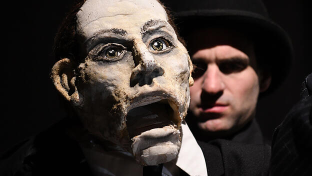 Leo Mosler spielt im Stück "Kafka - der Prozess" den Josef K.  des Figurentheaters