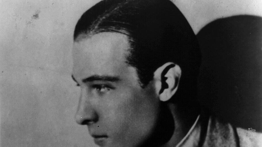 Rudolph Valentino (1895-1926) wurde zum Urbild des männlichen Leinwandstars als Sehnsuchtsfigur. Sein katholisches Begräbnis vor 100 Jahren geriet gleich doppelt zum ersten großen Massenspektakel um den Tod eines Hollywoodstars.
