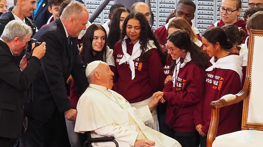 Franziskus am Flughafen