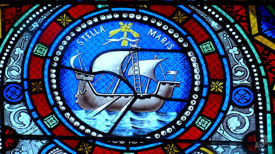 Kirchenfenster zeigt die Kirche als Schiff, das vom Meerestern geleitet wird.
