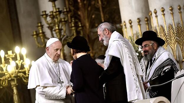 Papst Franziskus besucht eine Synagoge, 2016