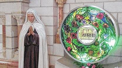 Die Gebeine von Schwester Mariam Bawardi im gläsernen Reliquiar im Karmel in Bethlehem.