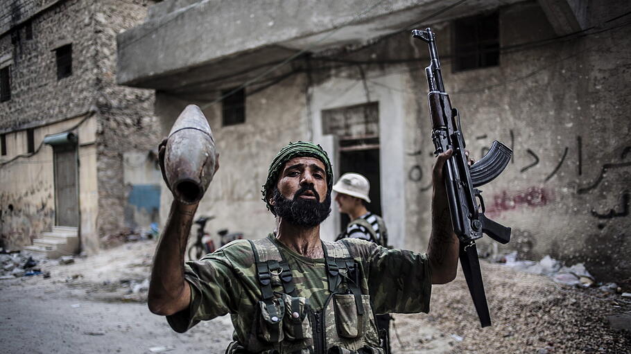 Kämpfer der syrischen Rebellen mit Waffe