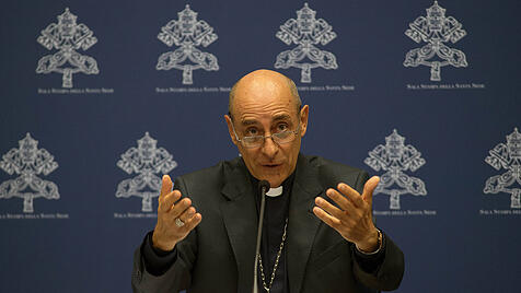 Kardinal Victor Manuel Fernandez während einer Pressekonferenz im Vatikan