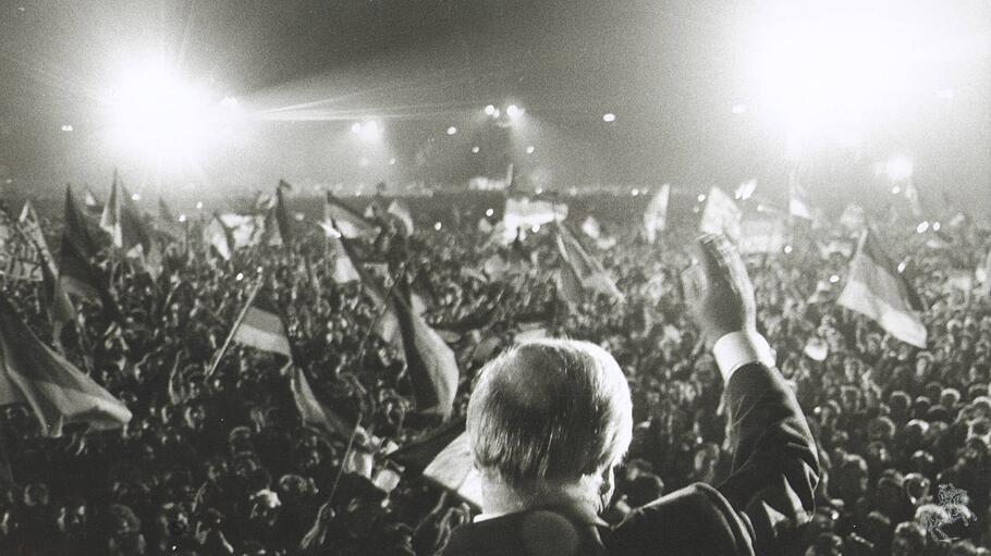 Bundeskanzler Helmut Kohl CDU winkt der jubelnden Menge vor dem Reichstag in Berlin zu