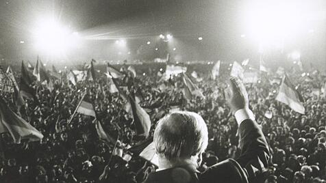 Bundeskanzler Helmut Kohl CDU winkt der jubelnden Menge vor dem Reichstag in Berlin zu