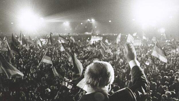 Bundeskanzler Helmut Kohl CDU winkt der jubelnden Menge vor dem Reichstag in Berlin zu
