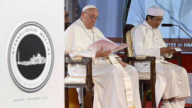 Papst Franziskus und Großimam Umar beim interreligiösen Treffen in Jakarta, Indonesien