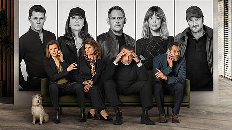 Die Agenten Sascha (Karin Hanczewski), Hellen (Gabrielle Scharnitzky), Gabor (Lucas Gregorowicz) und Konstantin (Michael Klammer) vor den großformartigen Bildern ihrer Klienten in der Agentur „Stern“ .