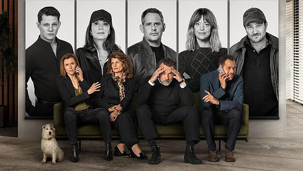 Die Agenten Sascha (Karin Hanczewski), Hellen (Gabrielle Scharnitzky), Gabor (Lucas Gregorowicz) und Konstantin (Michael Klammer) vor den großformartigen Bildern ihrer Klienten in der Agentur „Stern“ .