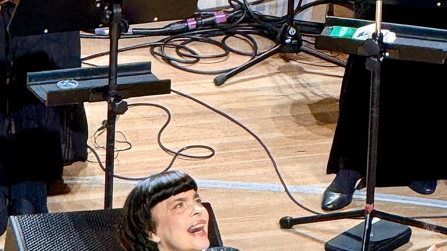 Mireille Mathieu begeisterte in der Elbphilharmonie ihr Publikum, das in Scharen zum Abschiedskonzert gekommen war.