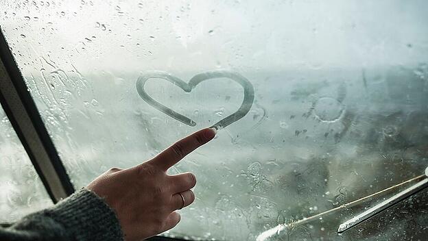 Woman s finger drawing a heart on the window of a van model released Symbolfoto PUBLICATIONxINxGERxSUIxAUTxHUNxONLY NAF0