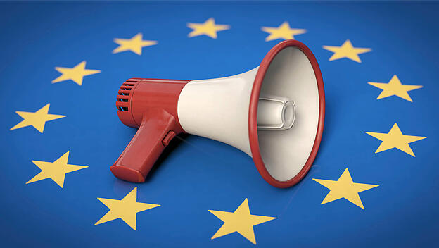Megafon auf EU Flagge