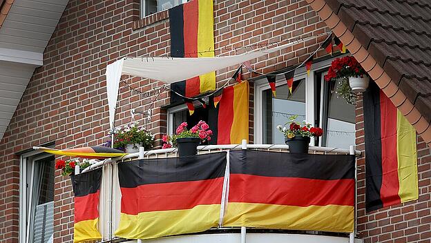 WM 2018 - In Deutschlandfarben geschmückter Balkon