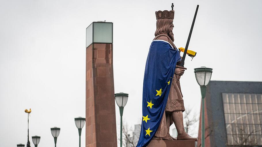 Karl der Große mit Europa-Fahne