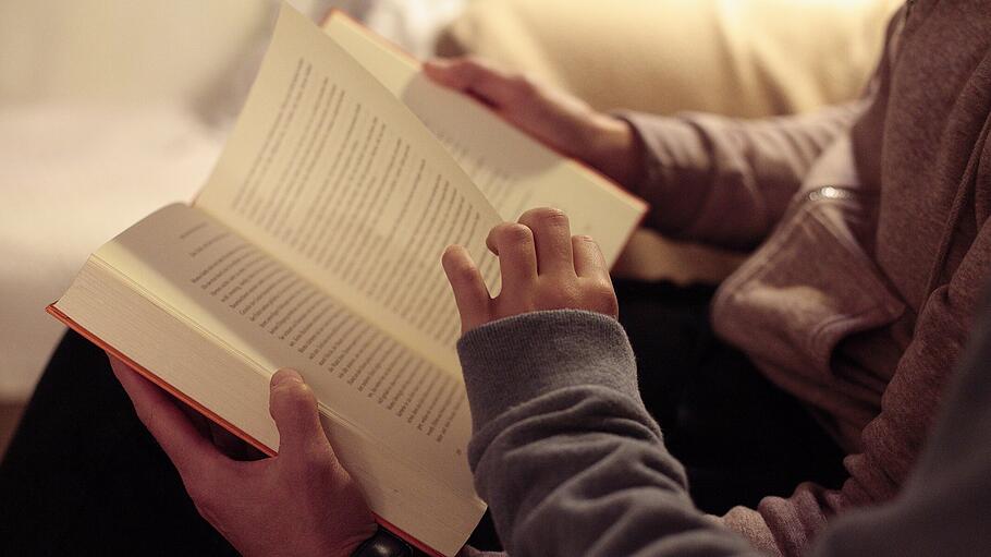 Man kann Kindern gar nicht genug aus Büchern vorlesen.