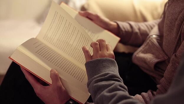 Man kann Kindern gar nicht genug aus Büchern vorlesen.