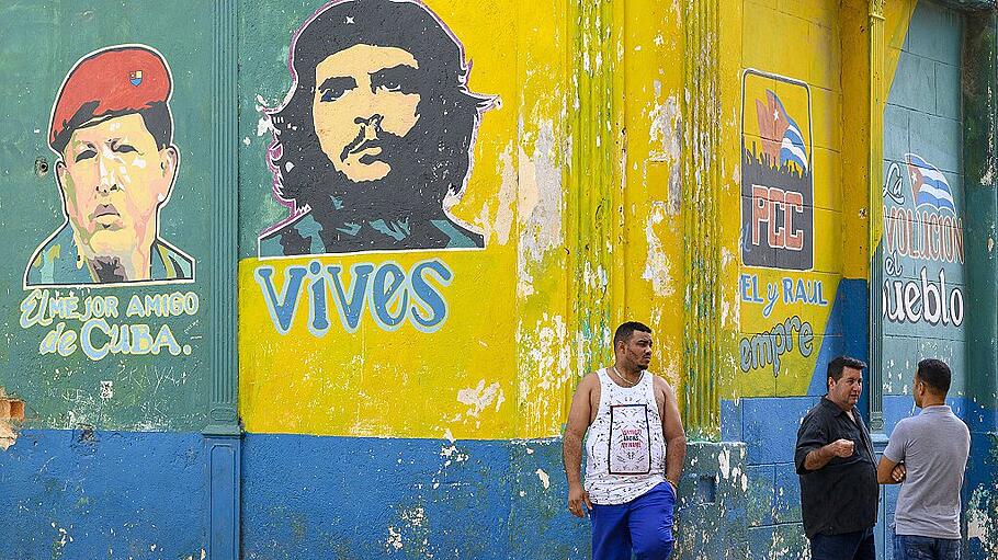 Murals of Che and Chavez,on outside of produce market, Havana Vieja, Cuba acp1, Copyright: xChrisxCheadlex PUBLICATIONxI