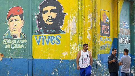 Murals of Che and Chavez,on outside of produce market, Havana Vieja, Cuba acp1, Copyright: xChrisxCheadlex PUBLICATIONxI