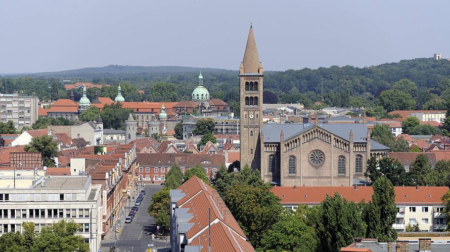 Blick über Potsdam Holländisches Viertel mit Kirche St Peter und Paul