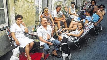 Italienische Großfamilie abends vor der Haustür.