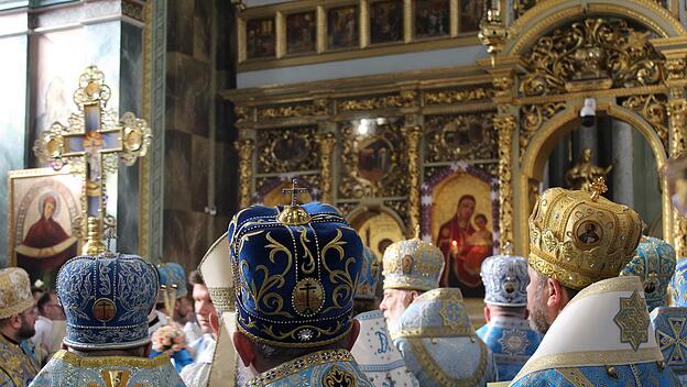 Prachtvolle Gewänder bei der Bischofsweihe in Iwano-Frankiwsk