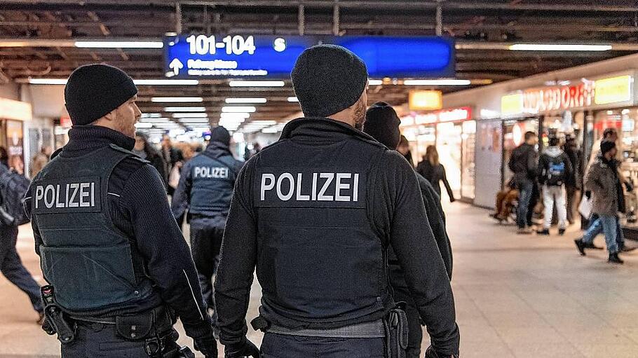 Polizei in der "B-Ebene" im Hauptbahnhof Frankfurt