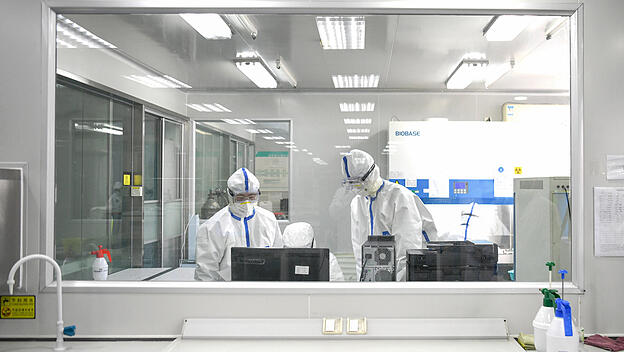 Coronavirus:  Mitarbeiter arbeiten in einem Labor in Wuhan