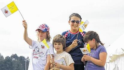 Papstbesuch in Kroatien: Kinder, die vor der Sonntagsmesse in Zagreb auf Benedikt XVI. warten