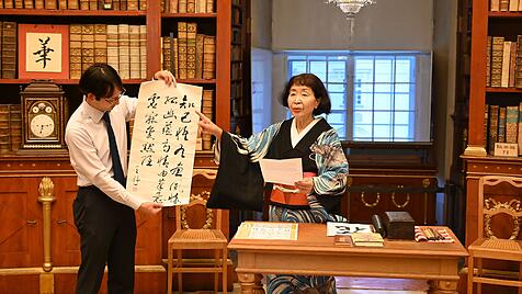 Noriko Brandl, Pr&auml;sidentin der &Ouml;sterreichisch-Japanischen Gesellschaft, erl&auml;utert japanische Schriftzeichen