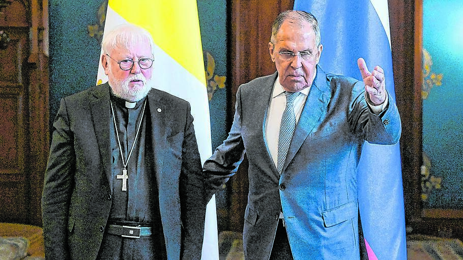Offensichtlich nichts zu lachen hatte Erzbischof Paul Richard Gallagher beim Empfang durch den russischen Außenminister Sergej Lawrow in Moskau.